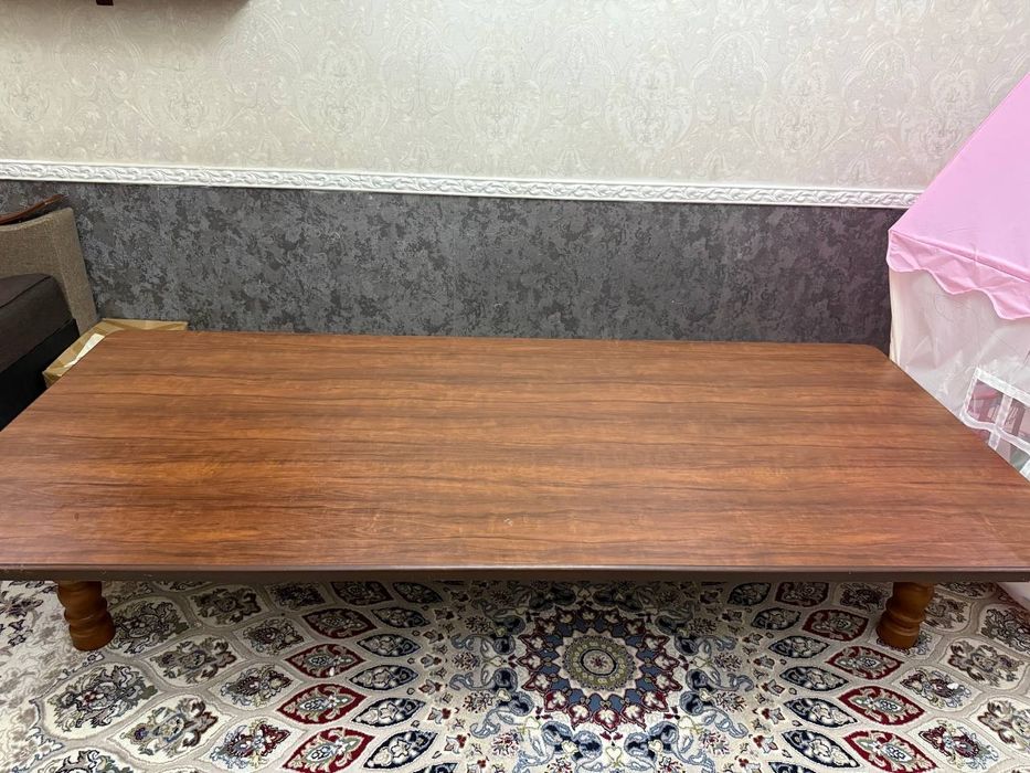 Mehmonhona uchun katta stol