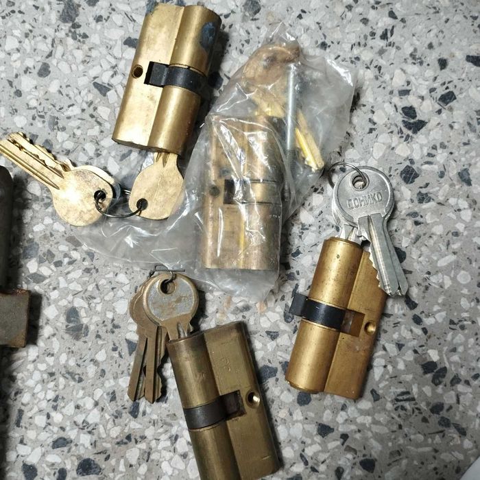 Подарявам патрони, брави и дръжки за врати