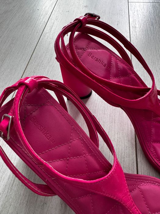 Sandale Bershka fucsia cu toc