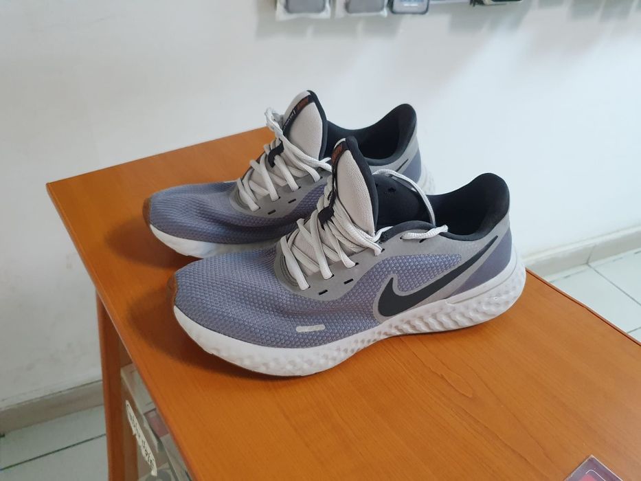 Vind Nike Revolution 5