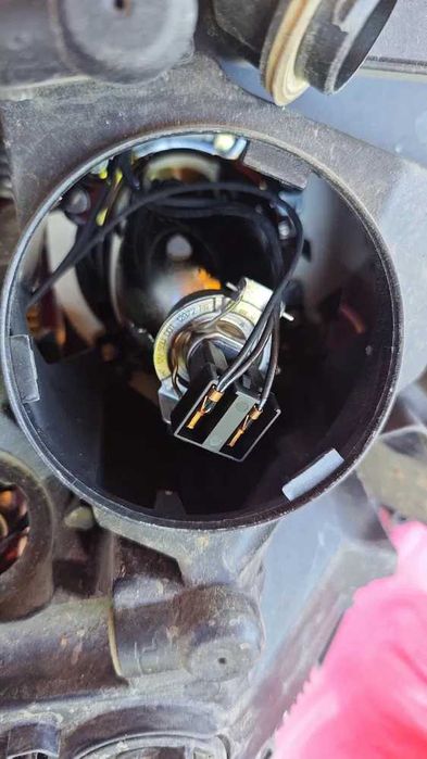 Продавам ляв фар за Mercedes w204 2007 година