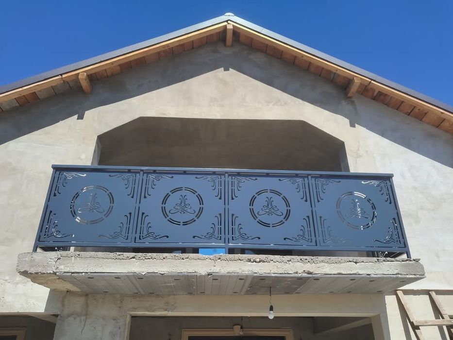 Porți, panouri de gard, balustrade din fier forjat și tablă decupată.