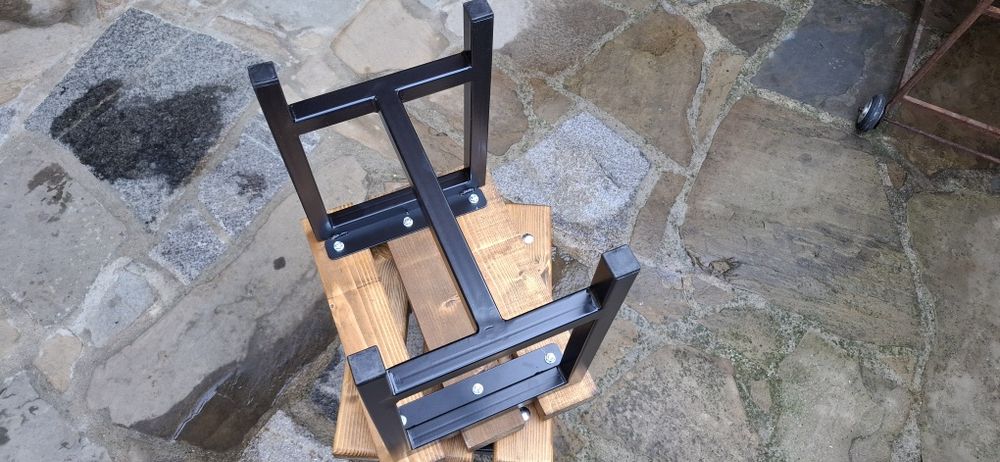 Табуретки от прахово боядисан метален профил и иглолистна дървесина.