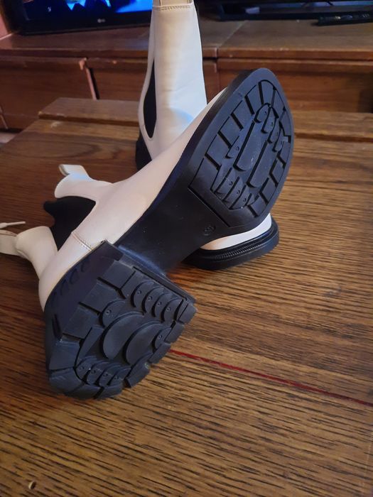 Ботинки белые.Размер37,белые.Новый.