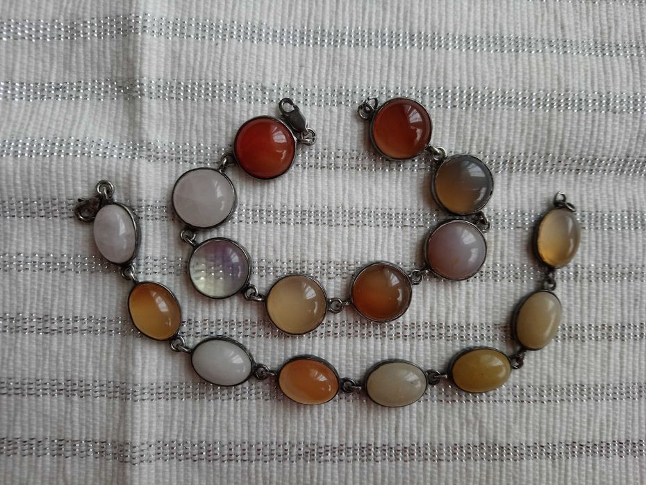 Сребърна гривна с ахати и планински кристал