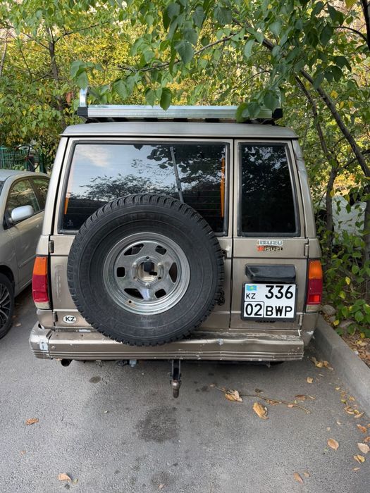 машина Isuzu Trooper
