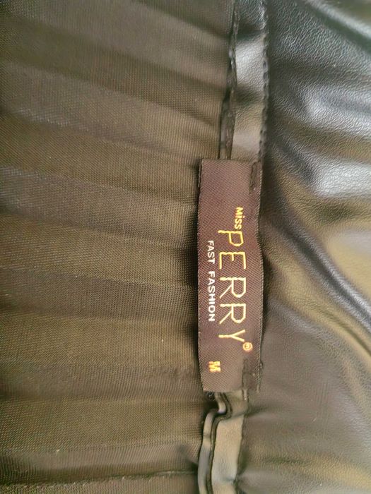 Дамска кожена пола на Miss Perry + подарък към нея риза