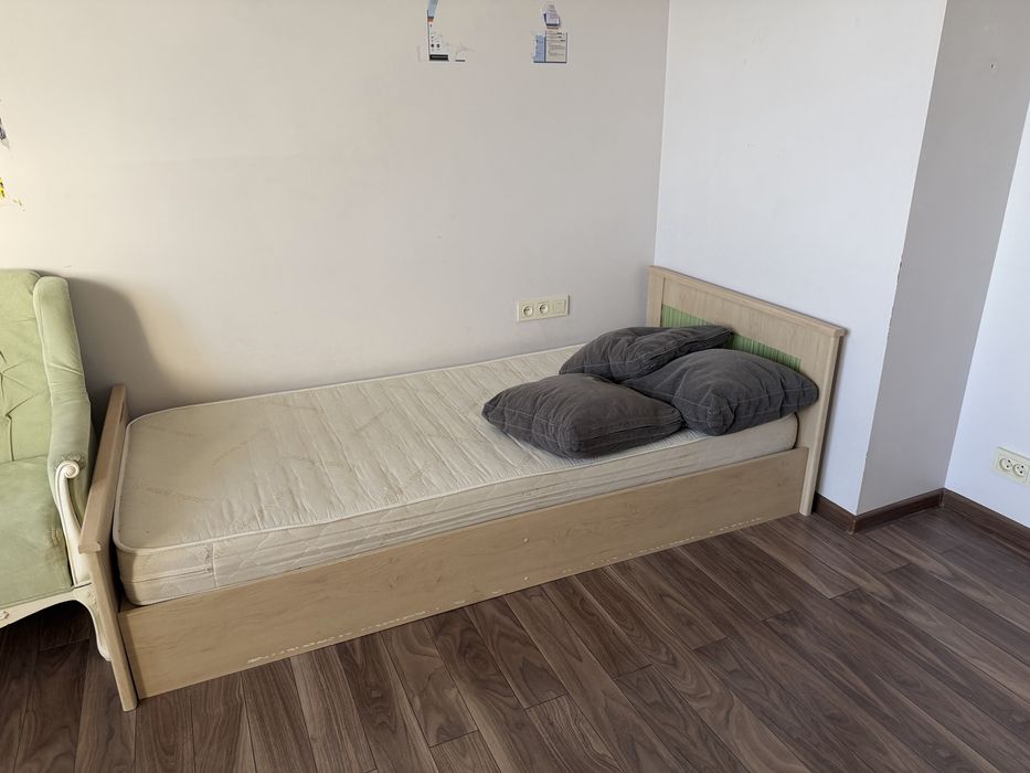 Продается детский гарнитур б/у, в подарок шторы