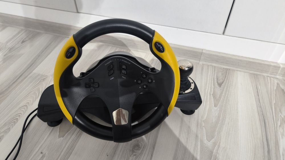 Vând volan cu pedale gaming