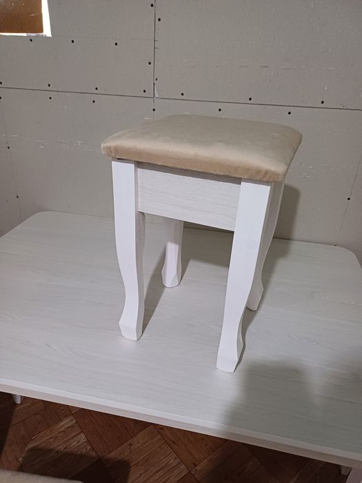 Кухонный стол новый с 4 табуреткам.и