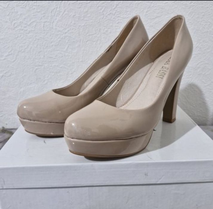 Бежевые лакированные туфли