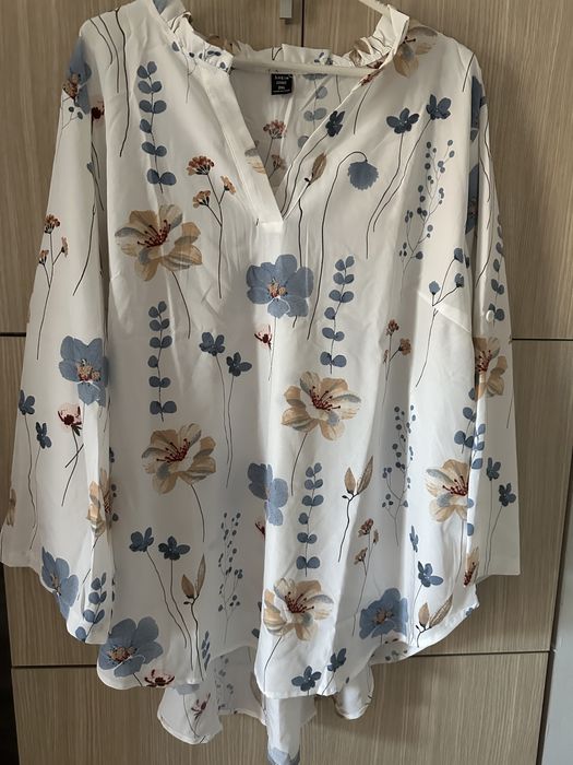 Бяла риза с цветя