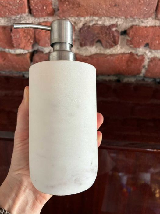 Мраморен дозатор за течен сапун – метална помпа