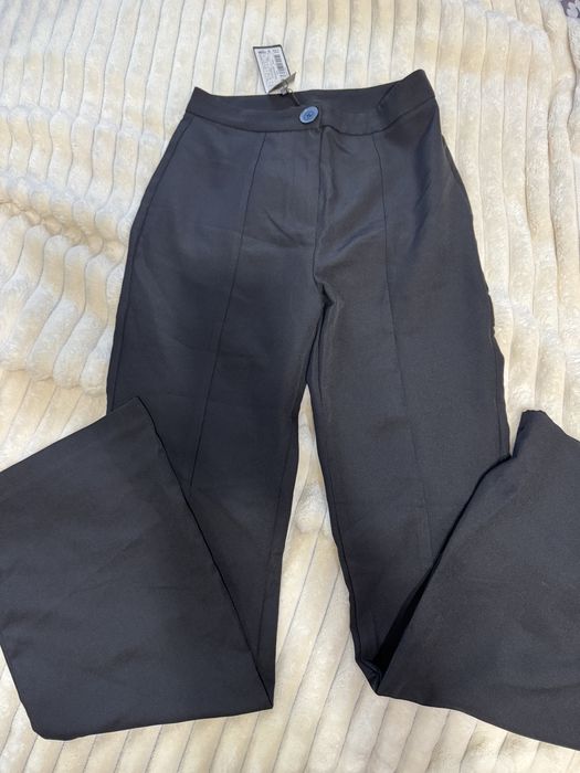 Черен клоширан панталон с испанска цепка на крака