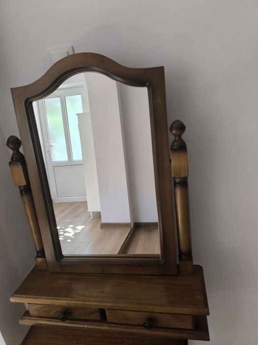 Vând oglinda din lemn masiv