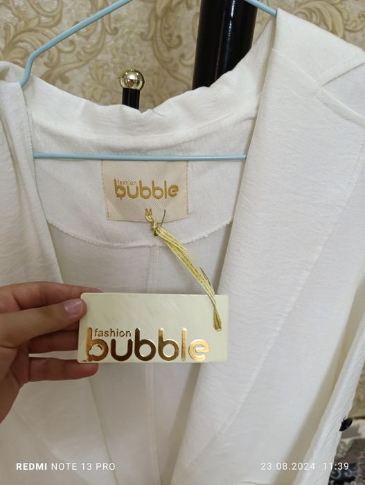 Oq yupqa tizzadan turadgan pidjak