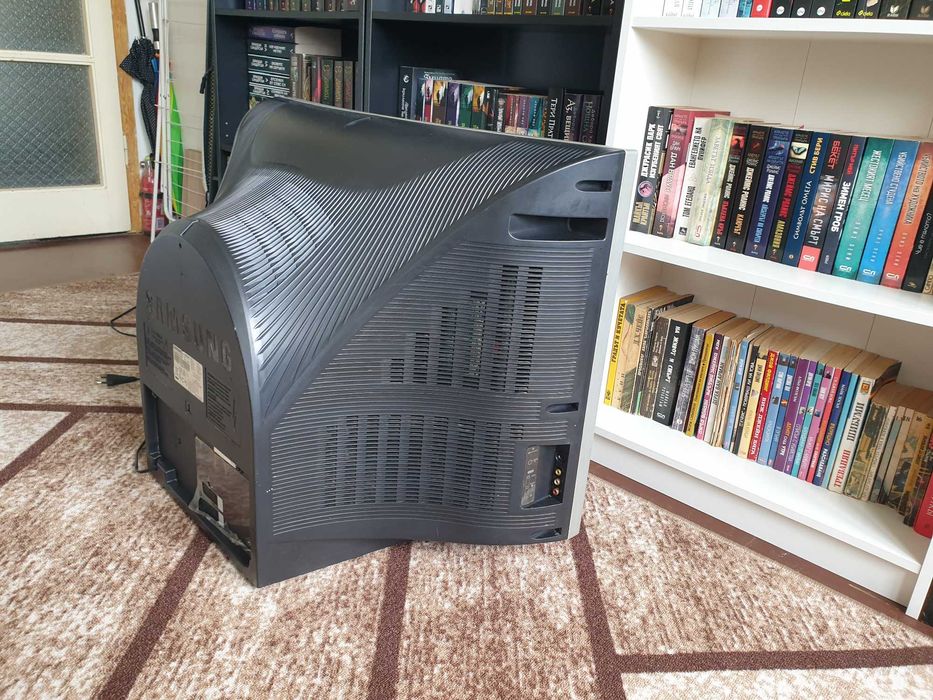 Телевизор Samsung 29 инча CW-29Z306V с намален обем в дълбочина.