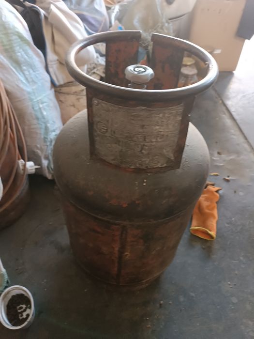 Продам два балона газовых