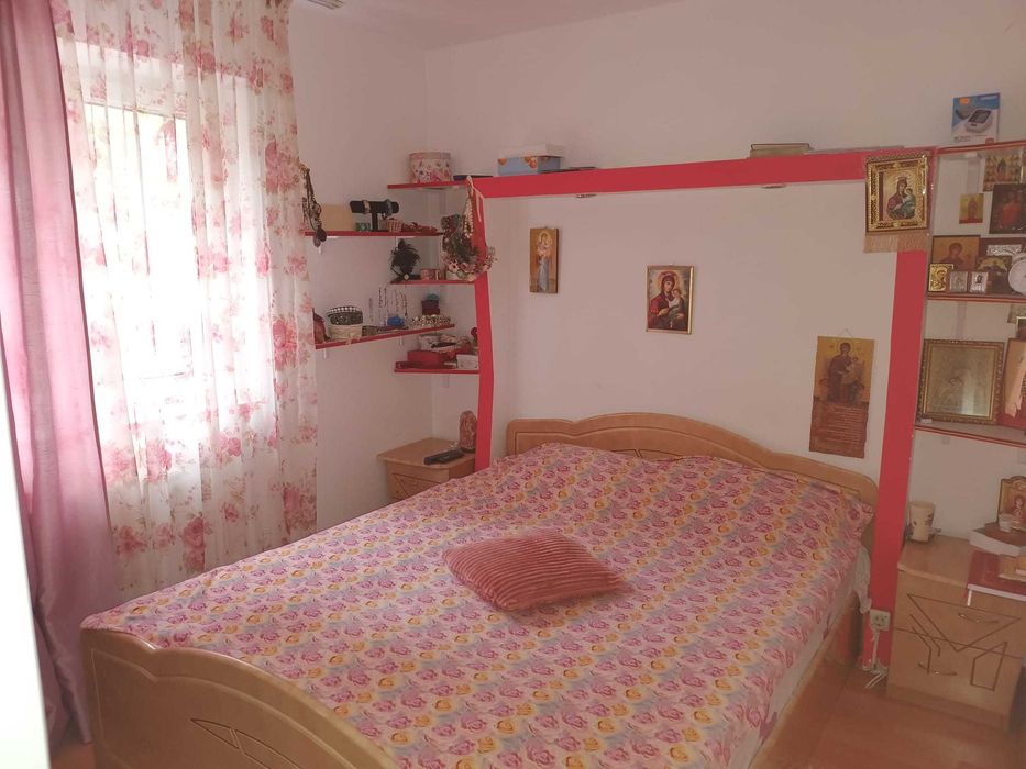 Vand apartament cu 2 camere, luminos si primitor, situat pe strada Iacob Andrei- punct de reper Zona Comerciala Baduc . Ideal pentru locuit.