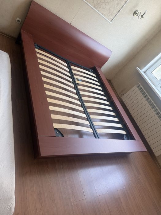 Продам двуспальную кровать, матрас и 2 стола