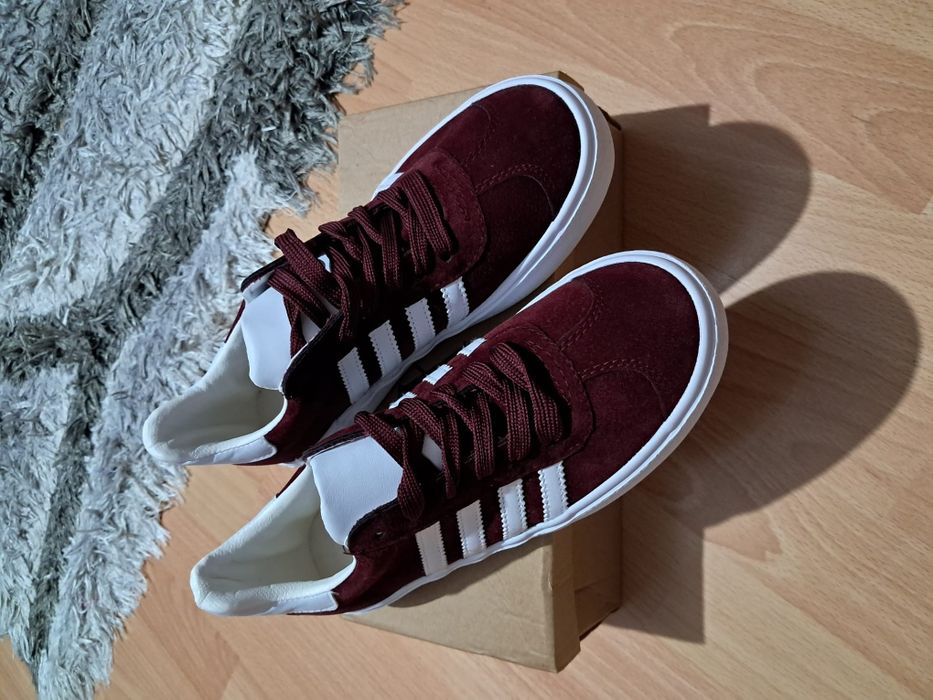 Adidași albi-visini piele întoarsă