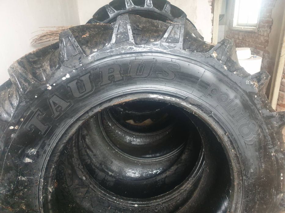 Чисто нови гуми за трактор