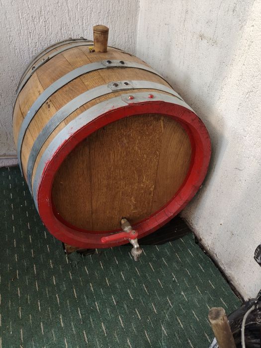 Vând butoi lemn de 40 l nou...tel 0762175165