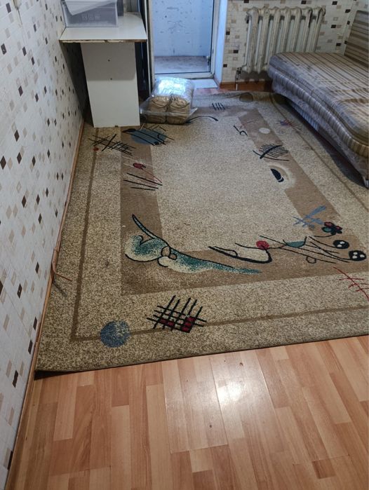 Отдам диваны и ковер  бесплатно, самовывоз