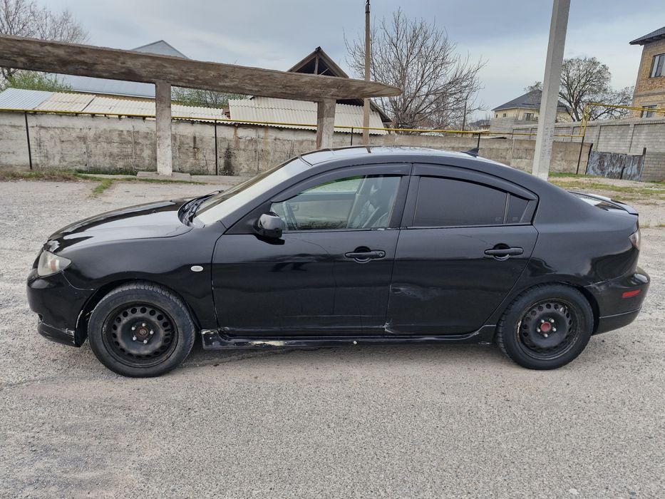 Машина Мазда 3 чорный