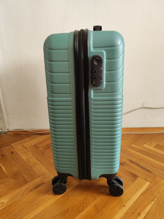 Нов куфар на четири колела