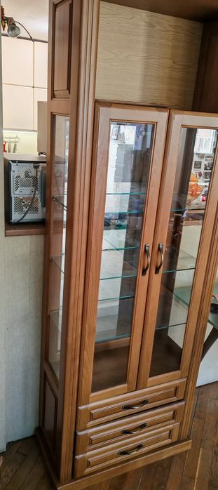 Висок шкаф с витрина и 3 шкафчета