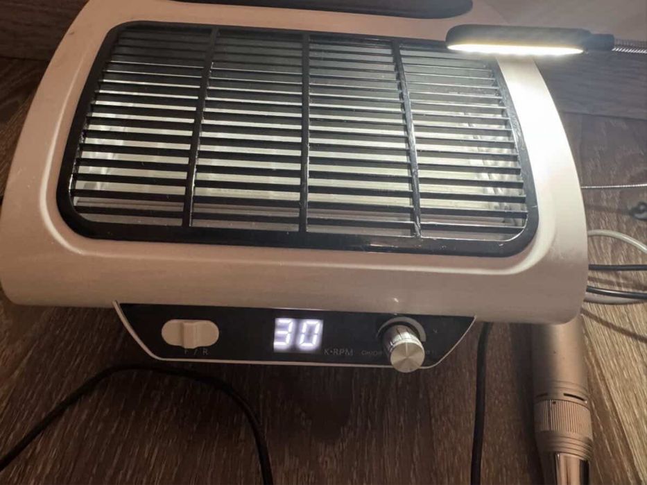Vand aparat manichiură 3 in 1- freza, aspirator, lampa LED iluminat LUXORISE+o pedala