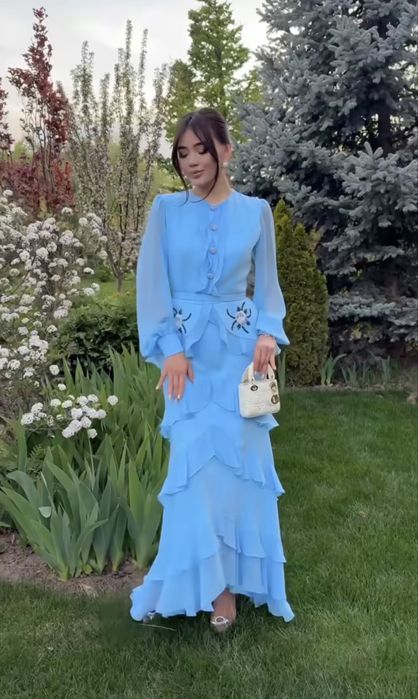 Эффектное ярусное платье