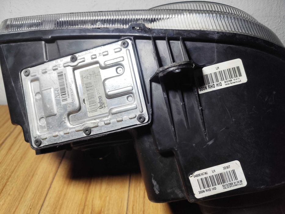 Фары 2шт XENON Оригинал Chrysler 300C 04-11г Крайслер 300С передние