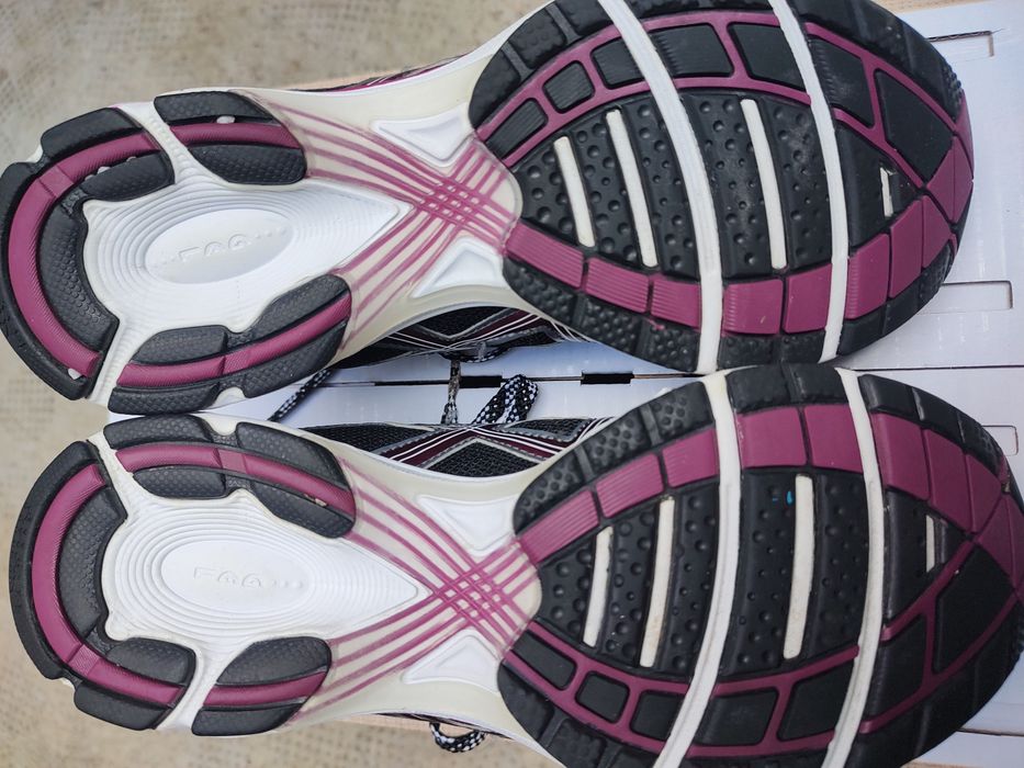 Adidași Asics TOG9N mărimea 39,5 și Meindl 6,5