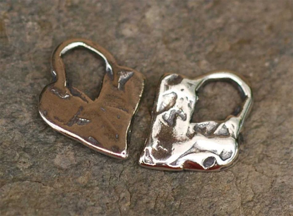 Сребърно бижу 925 – комплект от 2 медальона „Миниатюрно Сърце“.