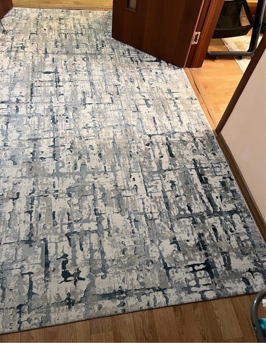 Продаётся ковёр размером 3 x 2 метра.