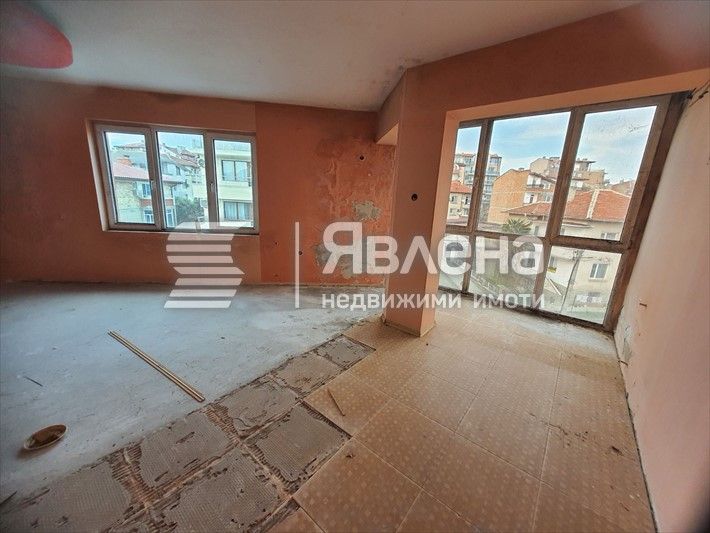 Тристаен непреходен апартамент в центъра на Царево