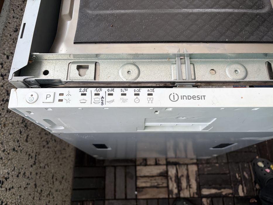 Съдомиялна машина INDESIT DIS16