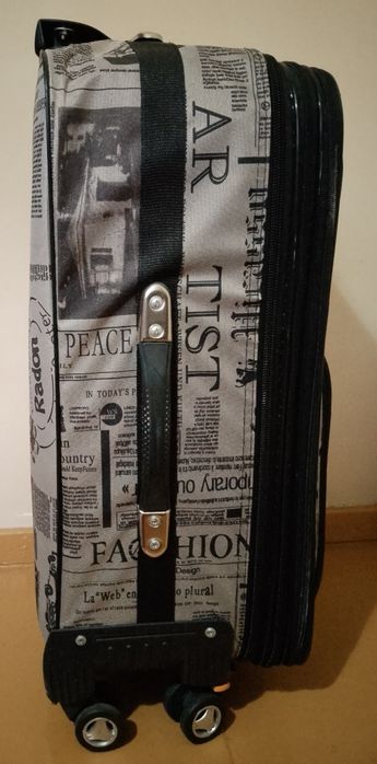 Продаю чемодан на колесиках