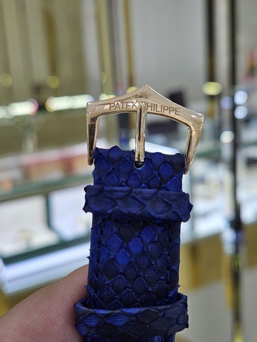 Золотые патек Филип с очень красивым и необычным дизайном
