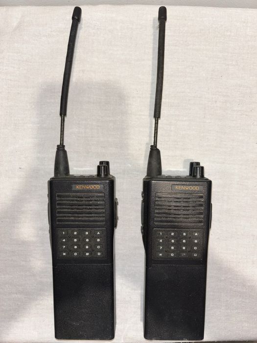 Stație emisie-recepție Kenwood TK-353 + încărcător Kenwood KSC-14
