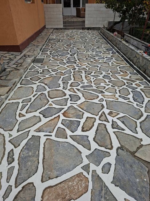 Vindem piatră naturală de munte ideală pentru amenajări exterioare și preț avantajos