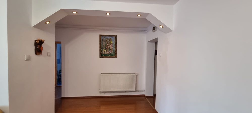 Închiriez apartament trei camere