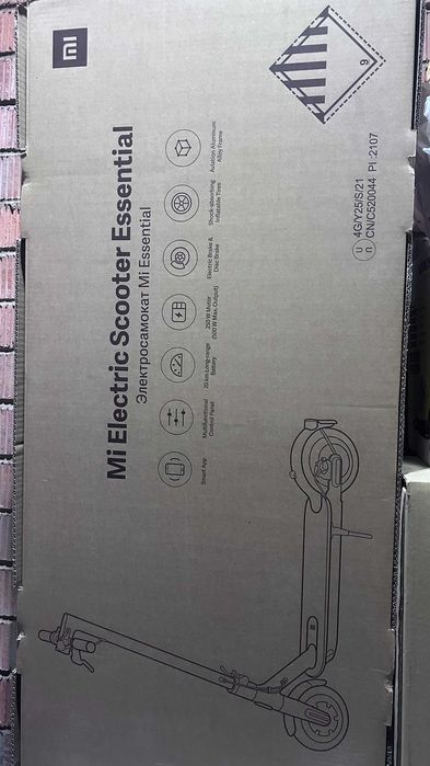 продам Самокат MI Electric Scooter Essential Черный