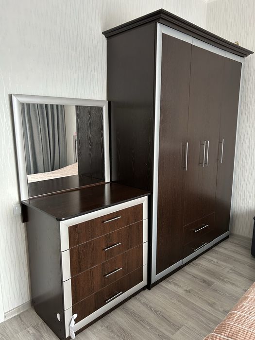 Продам шкаф с комодом