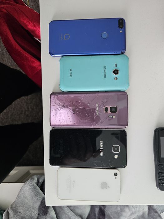 Vand telefoane pentru piese