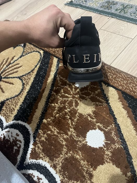 Adidași plein 600 de lei i vând ca mis mari 600  lei