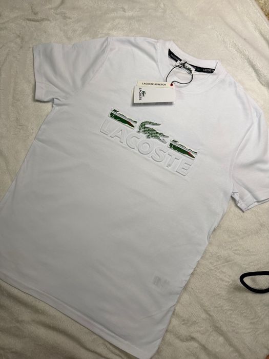 Tricou Lacoste.