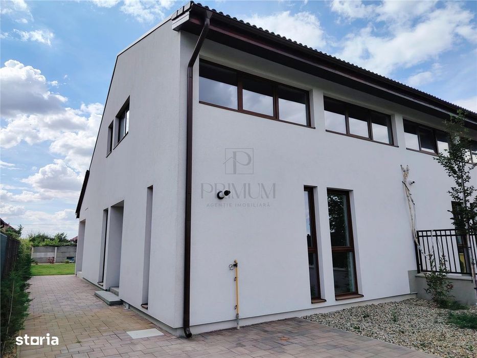 Duplex Cu Toate Utilitatile - 5 Camere - Curte Amenajata